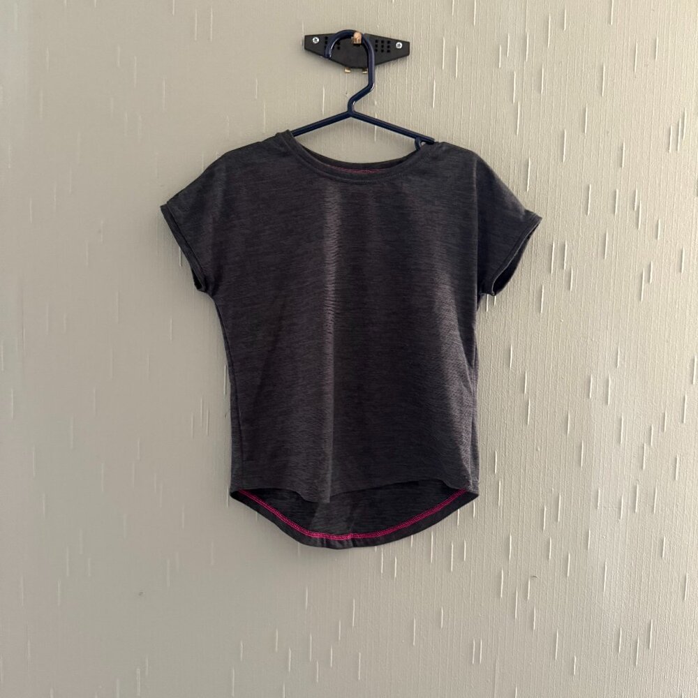 Girl's Athletic Size XS (4-5) grey t-shirt.